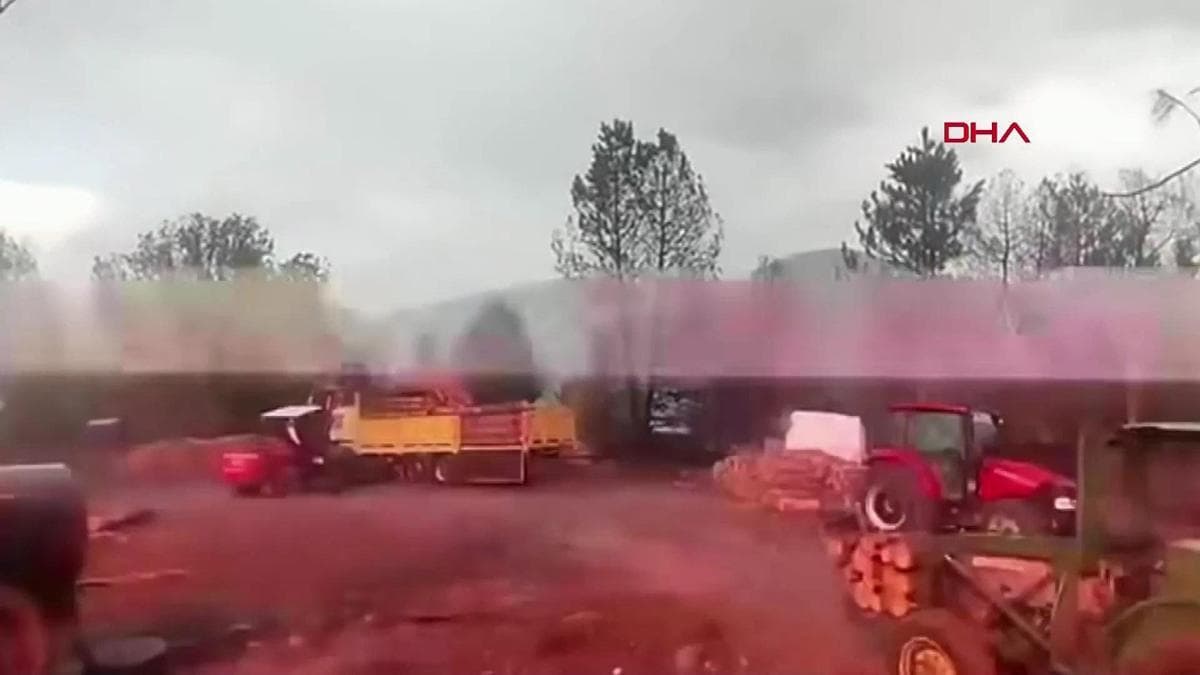 Lightning Strikes Near Workers in Karabük, Causing Panic