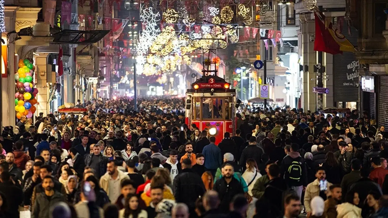 Türkiye'de İşsizlik Oranı Artıyor: Her Üç Kişiden Biri İşsiz