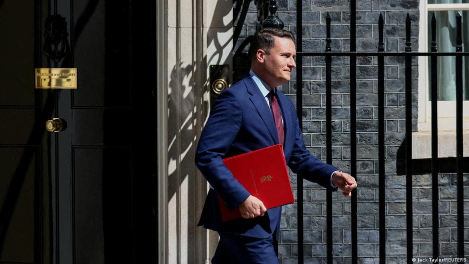 Wes Streeting Resigns as UK Health Secretary, Sparks Leadership Challenge Against PM Keir Starmer